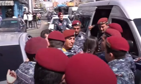 Полиция подвергла приводу участников акции протеста в Ереване